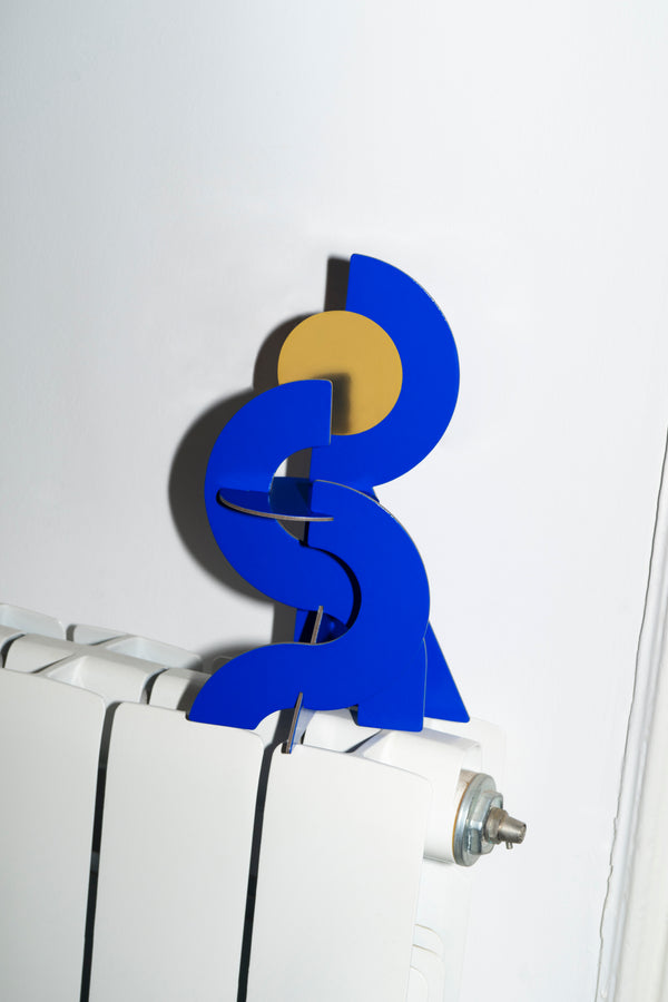 Sculpture en papier bleue