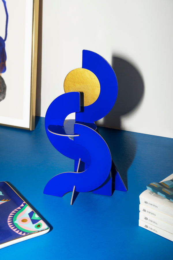 Sculpture en papier bleue