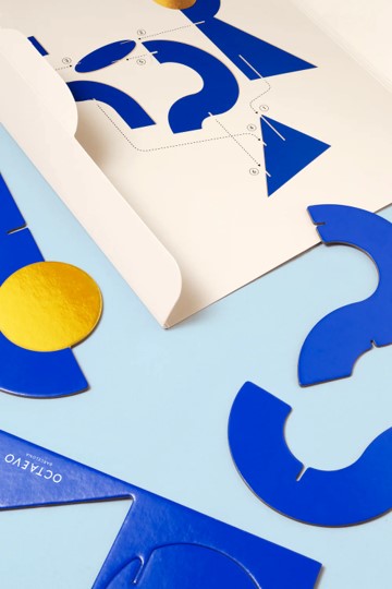 Sculpture en papier bleue